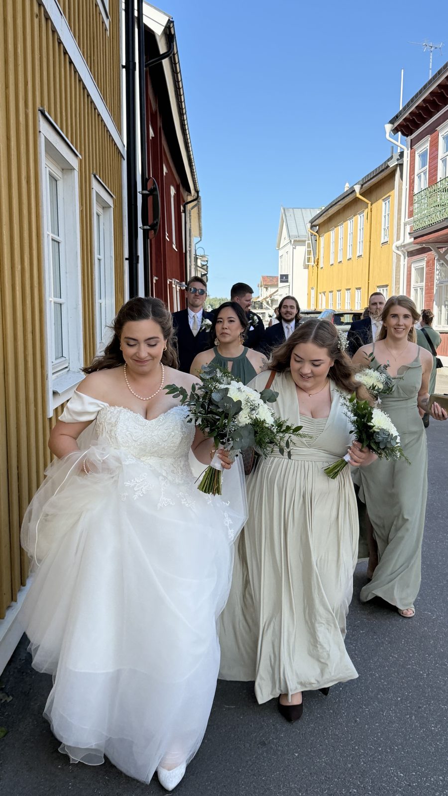 Hanna med tärnorna på väg genom Öregrunds gränder