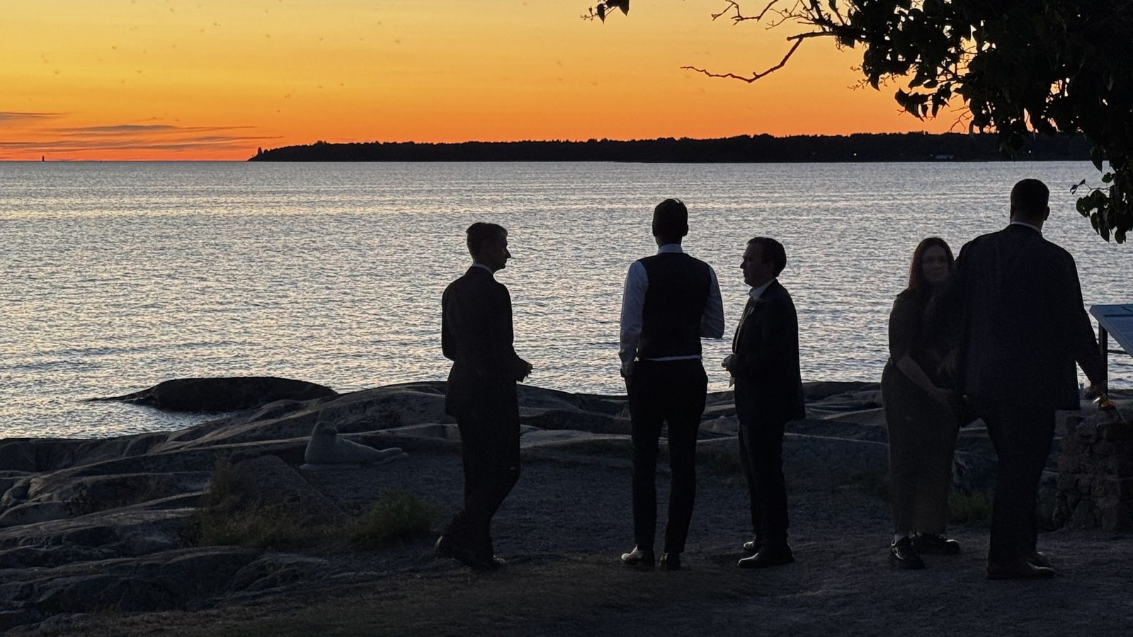 Gäster i solnedgången på klipporna